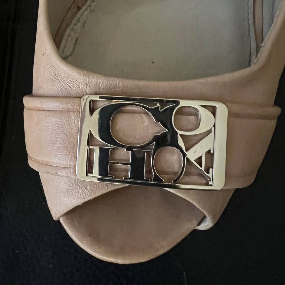 Ladies leather Coach 4 inch beige peep toe pumps w gold logo buckle - Picture 3 of 12